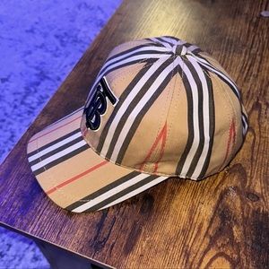 BURBERRY HAT %100 AUTHENTIC OPENED BUT NEWER USED